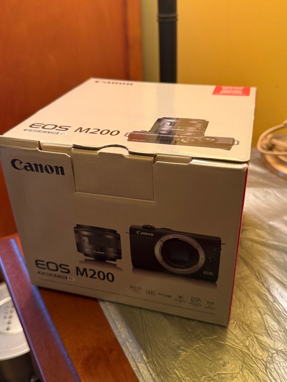 Canon EOS M200 Camera Kit Box - White and Black